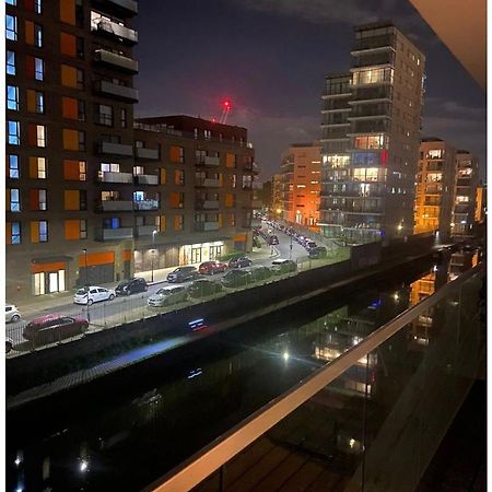Lovely 2Br Apartment W/ City View ลอนดอน ภายนอก รูปภาพ