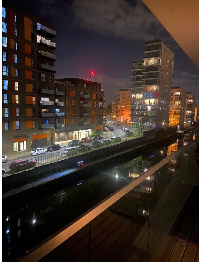 Lovely 2Br Apartment W/ City View ลอนดอน ภายนอก รูปภาพ