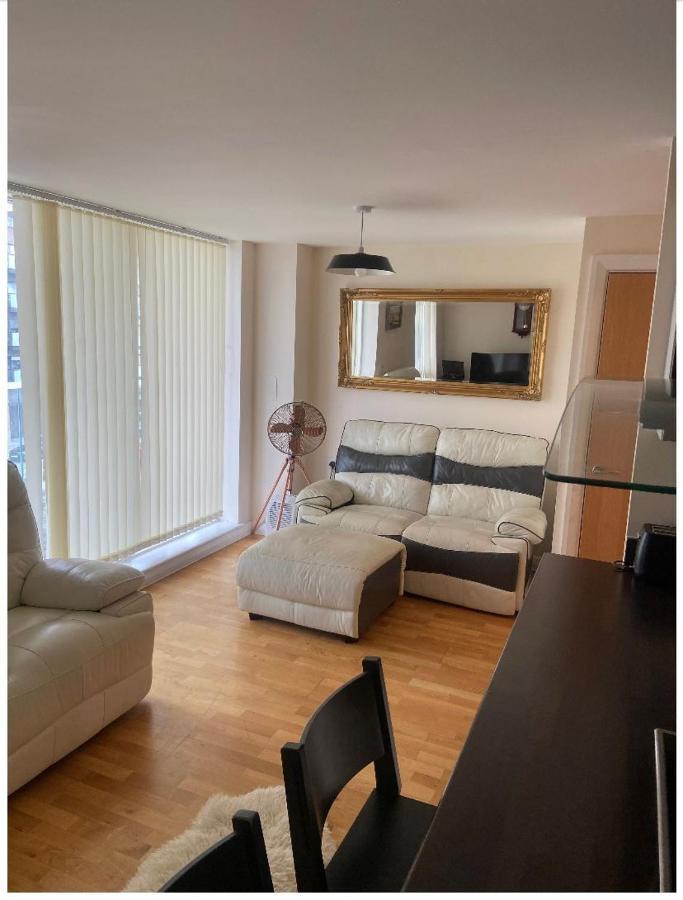 Lovely 2Br Apartment W/ City View ลอนดอน ภายนอก รูปภาพ
