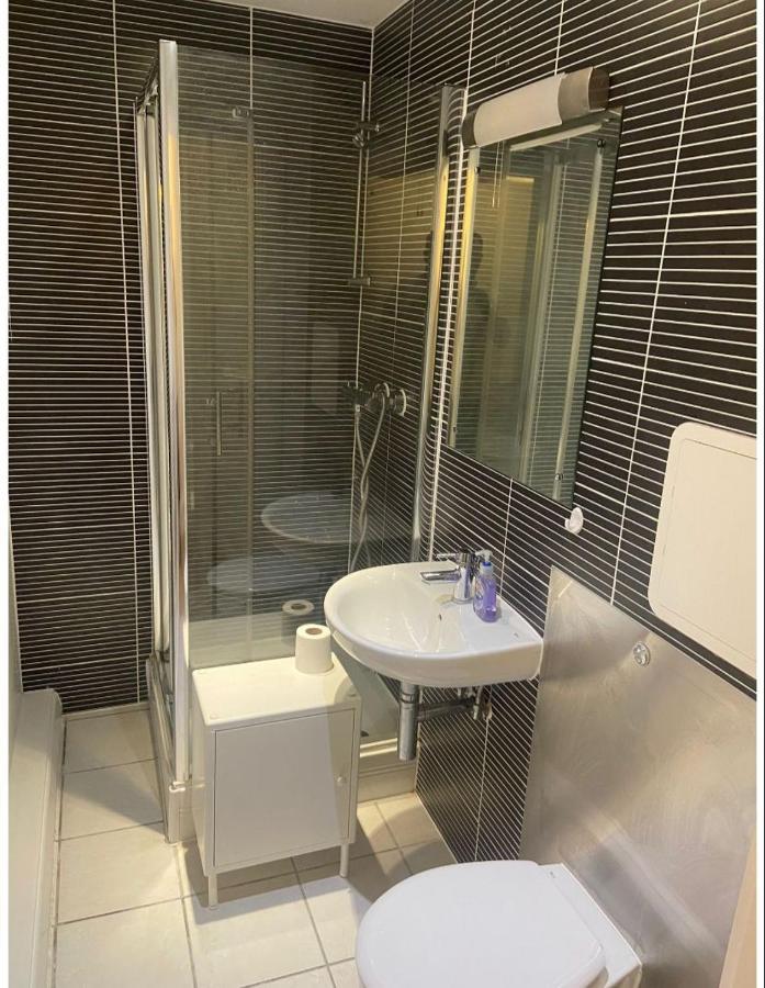 Lovely 2Br Apartment W/ City View ลอนดอน ภายนอก รูปภาพ