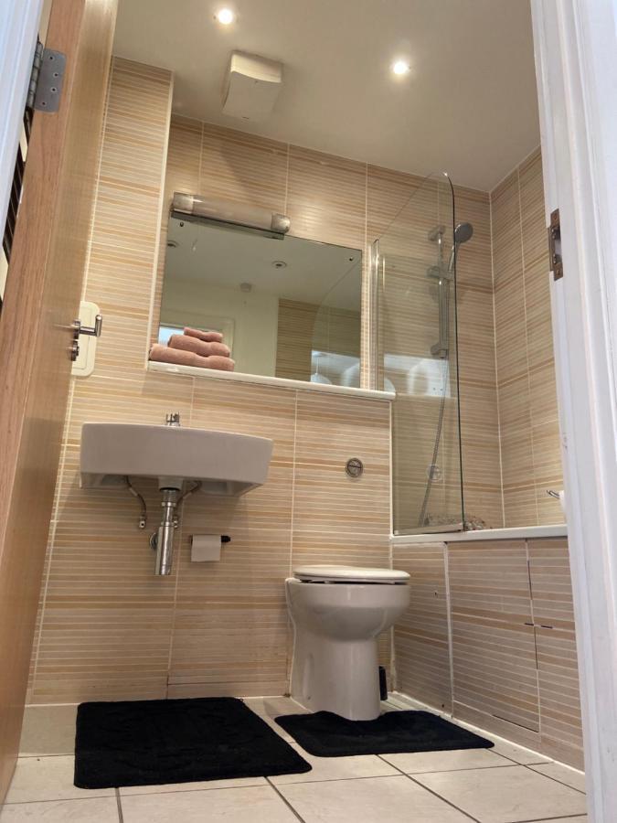 Lovely 2Br Apartment W/ City View ลอนดอน ภายนอก รูปภาพ
